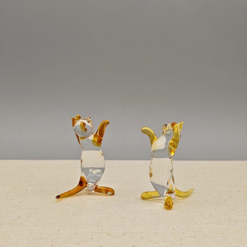 Mundgeblasene Glaskatzen-Skulptur, Miniaturtierfigur, handgefertigt, 5 cm, braun oder gelb