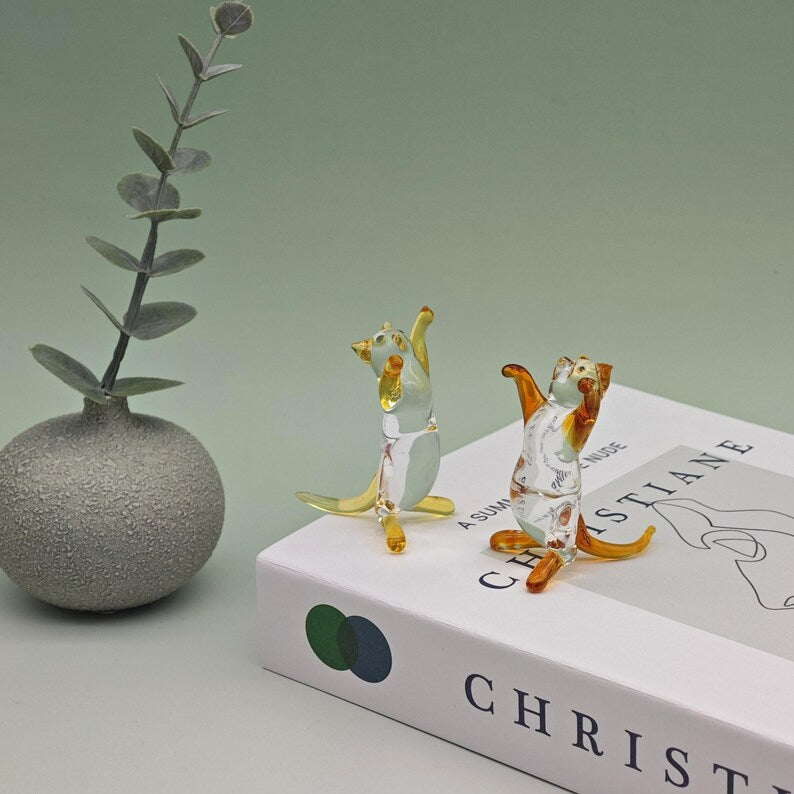 Mundgeblasene Glaskatzen-Skulptur, Miniaturtierfigur, handgefertigt, 5 cm, braun oder gelb