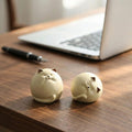 Runde Keramik Katzenfigur Set, 2 minimalistische Katzen-Figuren, Schreibtischdeko, 5 cm