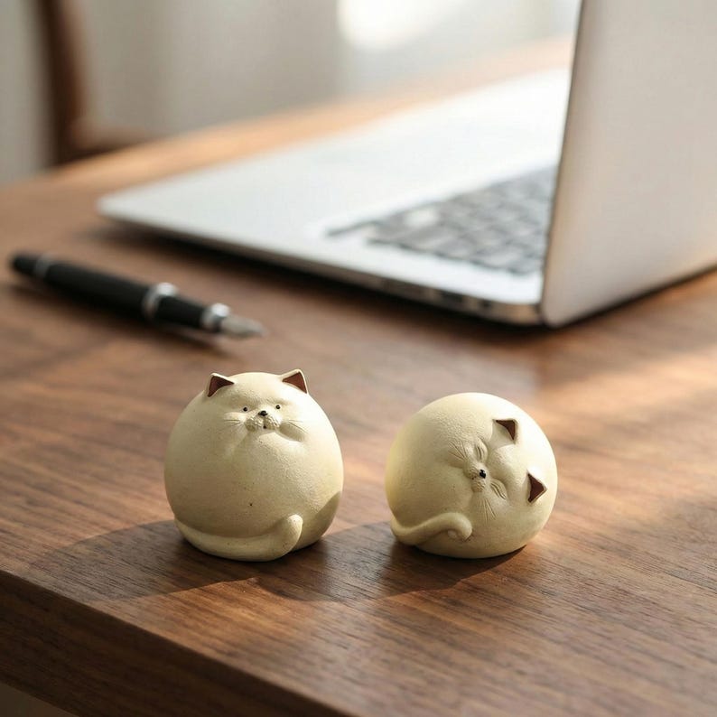Runde Keramik Katzenfigur Set, 2 minimalistische Katzen-Figuren, Schreibtischdeko, 5 cm
