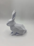 Low-Poly Hasenstatue, 3D-gedruckte geometrische Hasenskulptur, minimalistische weiße Hasendeko, moderne Tierfigur