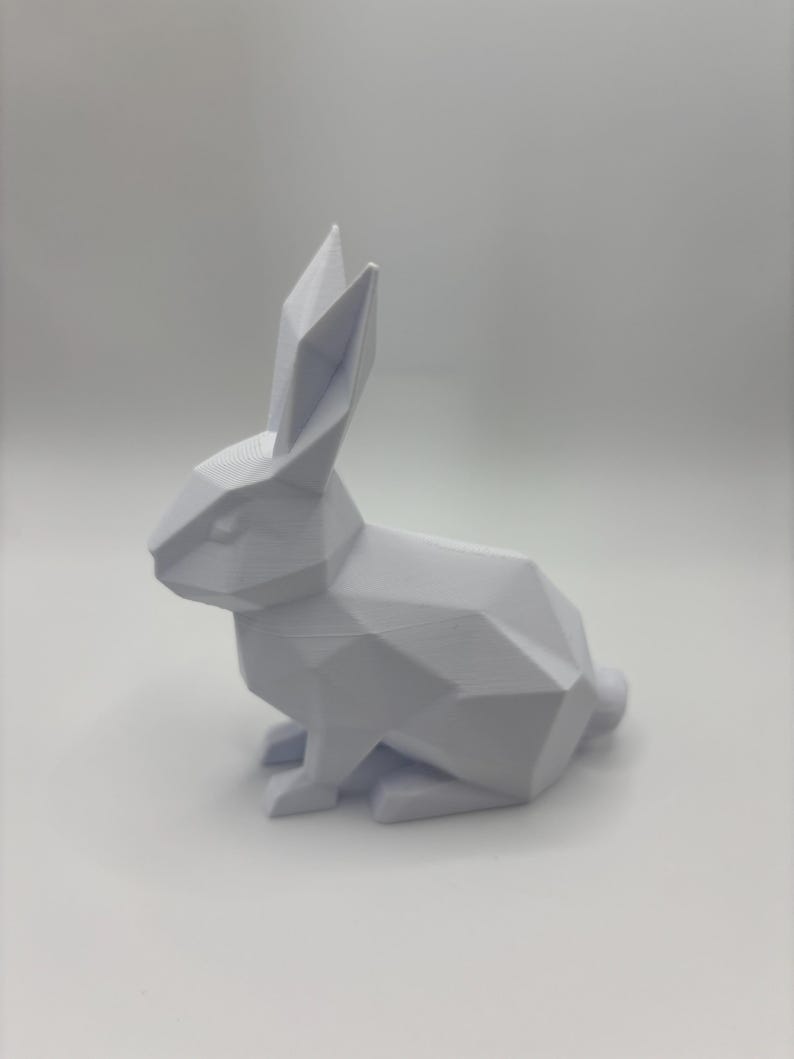 Low-Poly Hasenstatue, 3D-gedruckte geometrische Hasenskulptur, minimalistische weiße Hasendeko, moderne Tierfigur
