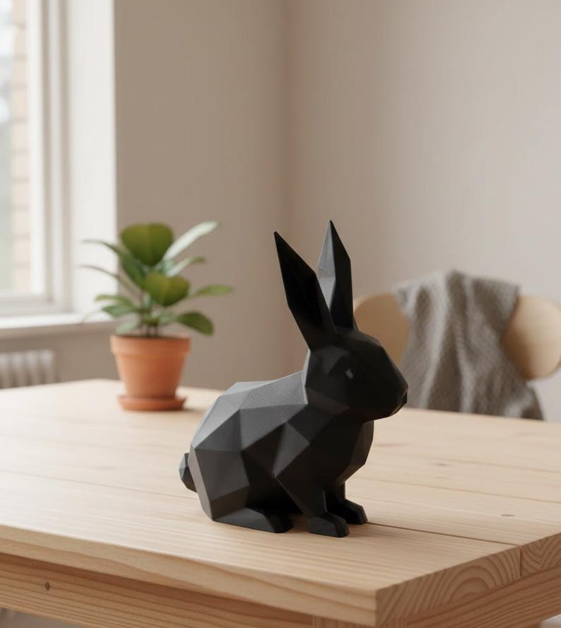 Low-Poly Hasenstatue, 3D-gedruckte geometrische Hasenskulptur, minimalistische weiße Hasendeko, moderne Tierfigur