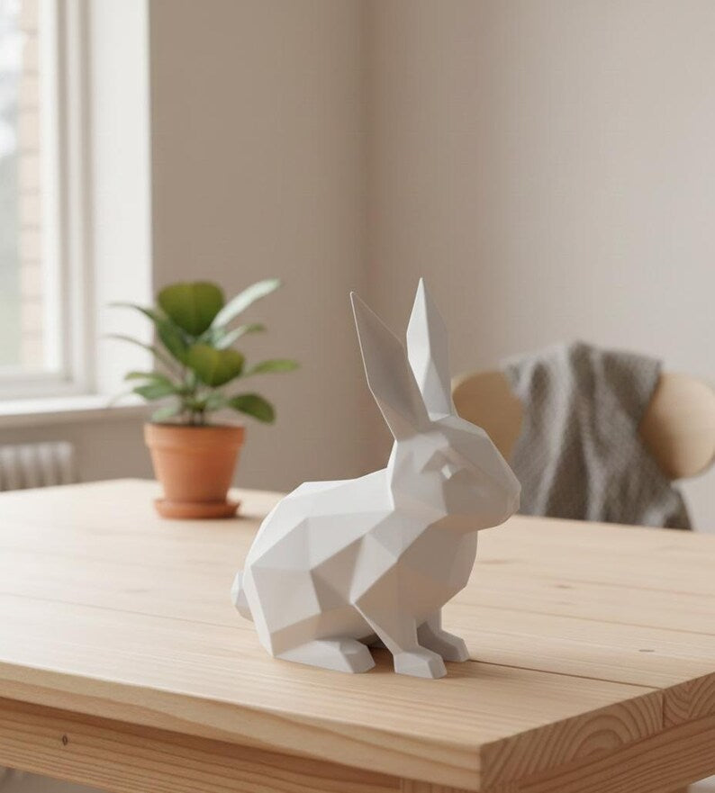 Low-Poly Hasenstatue, 3D-gedruckte geometrische Hasenskulptur, minimalistische weiße Hasendeko, moderne Tierfigur