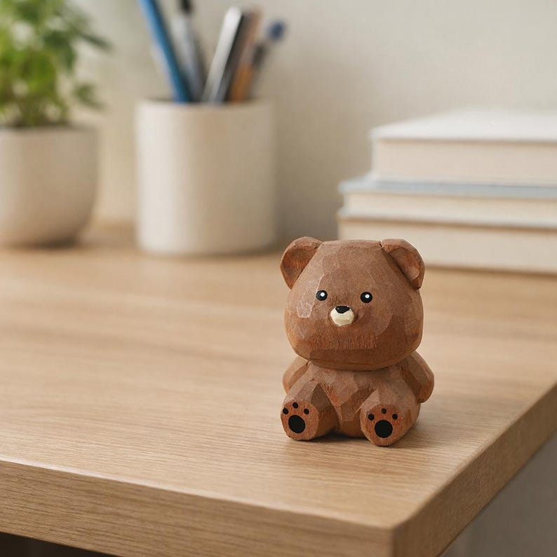 Kleine hölzerne Bärenfigur, sitzender Teddybär, lackiertes Holz, Schreibtisch- und Regaldekoration, Höhe 5,1 cm, mehrere Farben