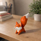 Holz Fuchsfigur mit erhobenem Schwanz, kleine Fuchs-Skulptur für Schreibtisch und Regal, 9,5 cm