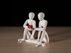 Moderne Paar-Skulptur mit rotem Herz, Minimalistische Deko-Figur für Wohnzimmer, Geschenk für Paare, Hochzeit, Valentinstag, Jahrestag