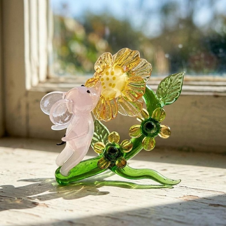Glasmaus Blumenfigurine, Miniatur Tierblumen Skulptur aus Lampenglas, smaragdgrüne Ranken und semi-transparente Blütenblätter, Dekorative Glasskulptur für Schreibtisch und Fensterbank
