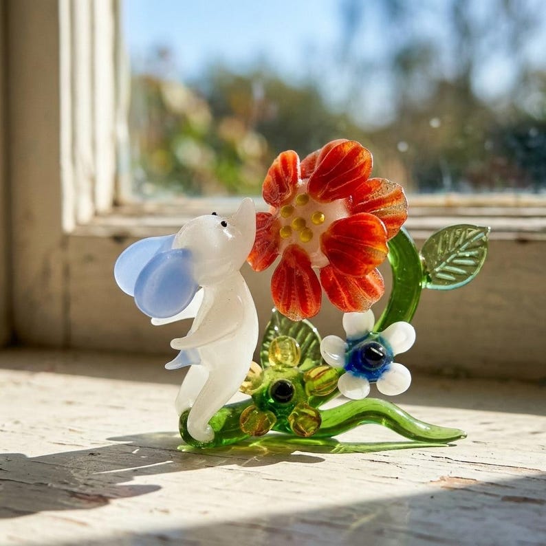 Glasmaus Blumenfigurine, Miniatur Tierblumen Skulptur aus Lampenglas, smaragdgrüne Ranken und semi-transparente Blütenblätter, Dekorative Glasskulptur für Schreibtisch und Fensterbank