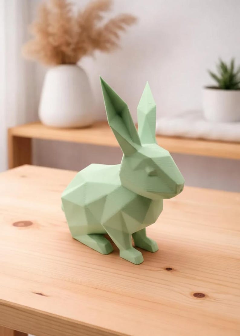 Low-Poly Hasenstatue, 3D-gedruckte geometrische Hasenskulptur, minimalistische weiße Hasendeko, moderne Tierfigur