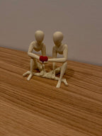 Moderne Paar-Skulptur mit rotem Herz, Minimalistische Deko-Figur für Wohnzimmer, Geschenk für Paare, Hochzeit, Valentinstag, Jahrestag
