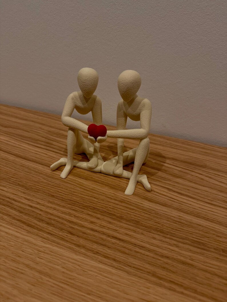 Moderne Paar-Skulptur mit rotem Herz, Minimalistische Deko-Figur für Wohnzimmer, Geschenk für Paare, Hochzeit, Valentinstag, Jahrestag