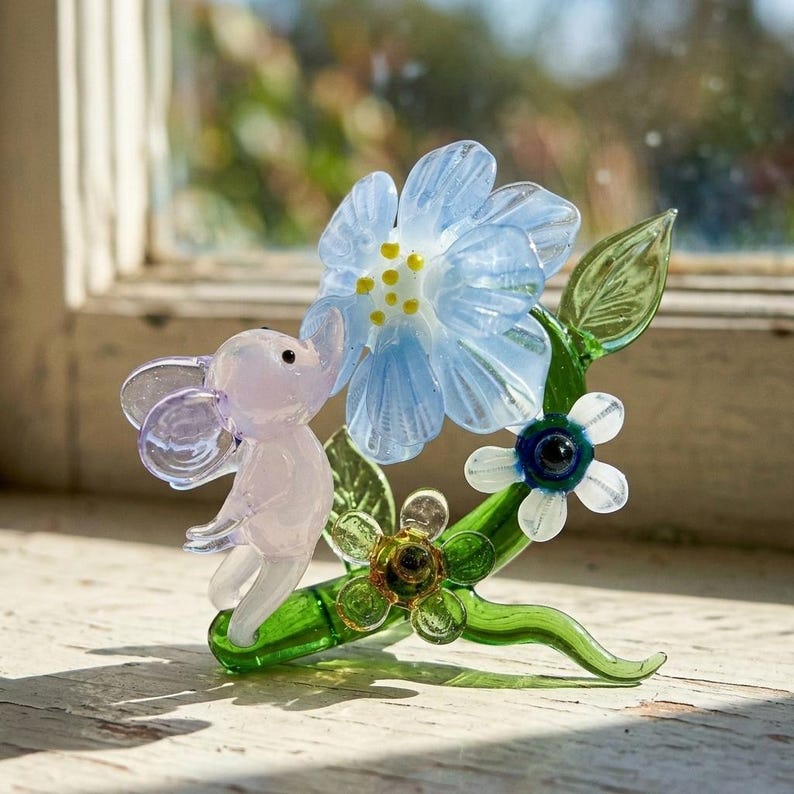 Glasmaus Blumenfigurine, Miniatur Tierblumen Skulptur aus Lampenglas, smaragdgrüne Ranken und semi-transparente Blütenblätter, Dekorative Glasskulptur für Schreibtisch und Fensterbank
