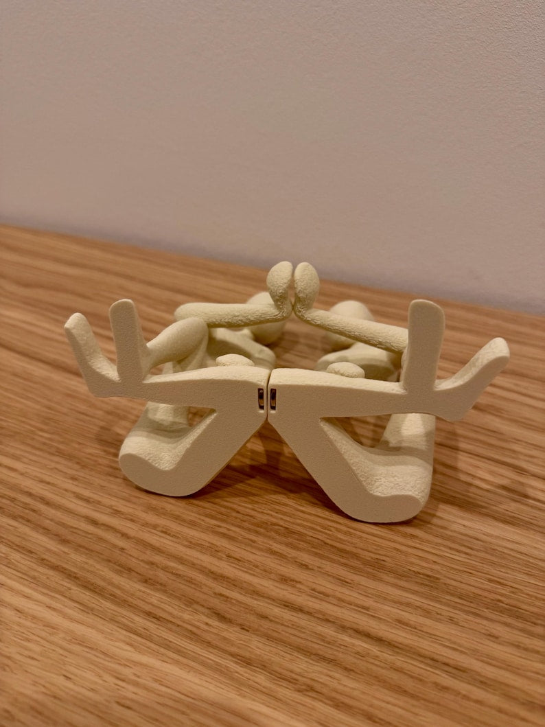 Moderne Paar-Skulptur mit rotem Herz, Minimalistische Deko-Figur für Wohnzimmer, Geschenk für Paare, Hochzeit, Valentinstag, Jahrestag