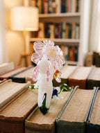Glasmaus Blumenfigurine, Miniatur Tierblumen Skulptur aus Lampenglas, smaragdgrüne Ranken und semi-transparente Blütenblätter, Dekorative Glasskulptur für Schreibtisch und Fensterbank