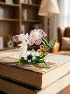 Glasmaus Blumenfigurine, Miniatur Tierblumen Skulptur aus Lampenglas, smaragdgrüne Ranken und semi-transparente Blütenblätter, Dekorative Glasskulptur für Schreibtisch und Fensterbank