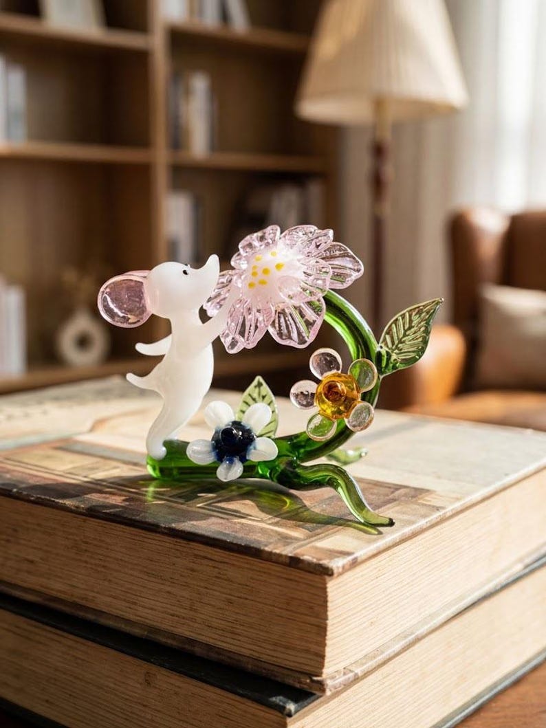 Glasmaus Blumenfigurine, Miniatur Tierblumen Skulptur aus Lampenglas, smaragdgrüne Ranken und semi-transparente Blütenblätter, Dekorative Glasskulptur für Schreibtisch und Fensterbank