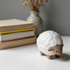 Holz Schaf Figur Dekor 7,5 cm, Weiß Naturbraun, Rustikale Bauernhaus Tierfigur für Regal, Tisch und Wohnzimmer