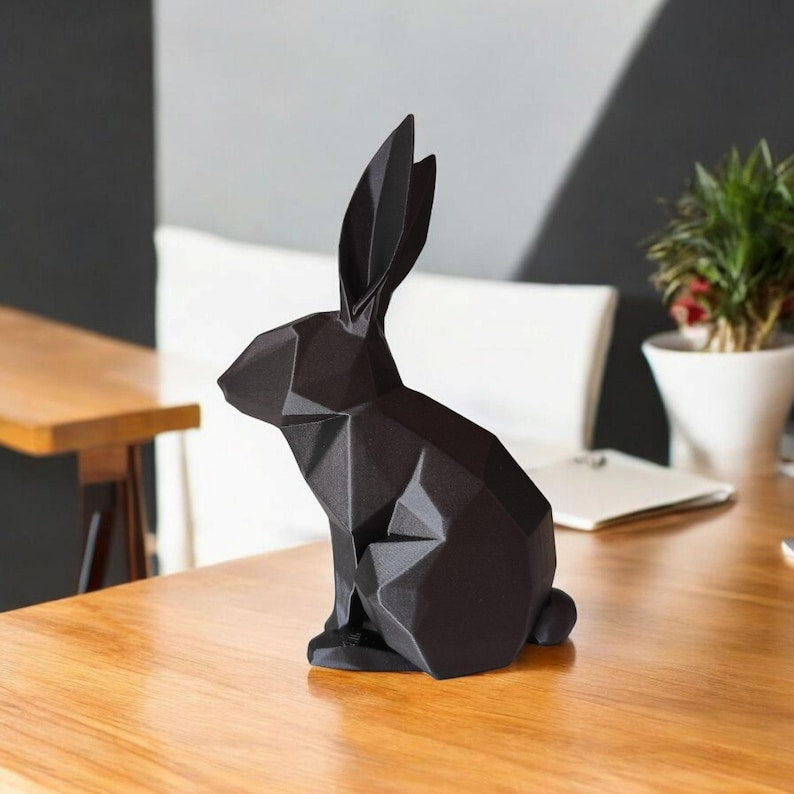 Low Poly Hase Skulptur – Geometrische Hasenfigur aus PLA – Minimalistische Osterdeko – Skandi Japandi Deko – 100–300 mm