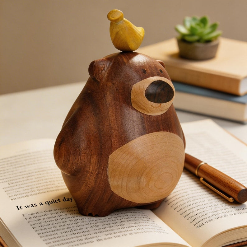 Holzbärenfigur mit Vogel, rustikale Waldtierstatue, handgefertigte Schreibtisch- und Regaldekoration, 10 cm