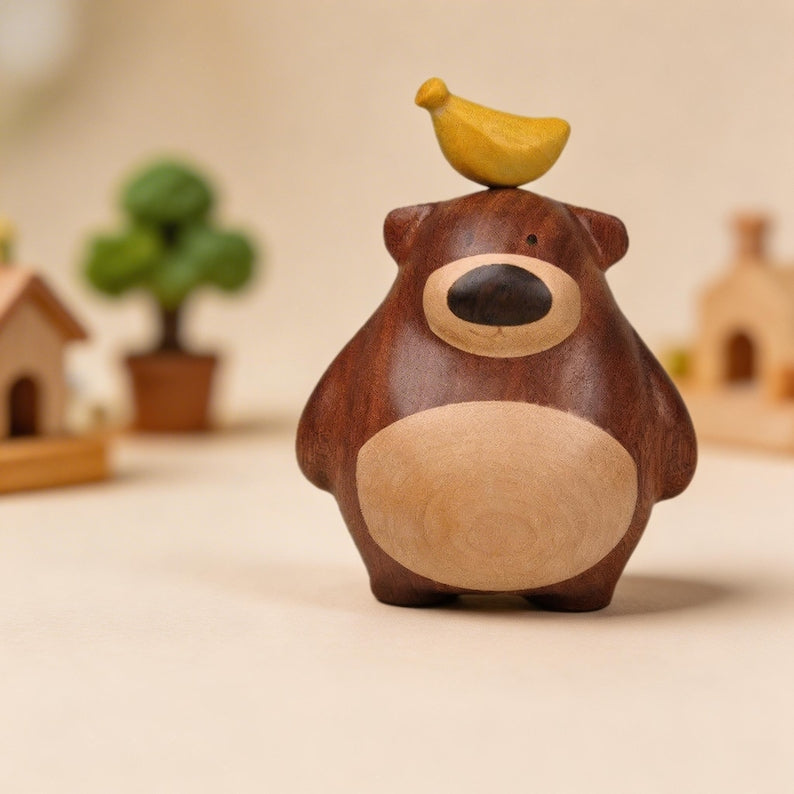 Holzbärenfigur mit Vogel, rustikale Waldtierstatue, handgefertigte Schreibtisch- und Regaldekoration, 10 cm