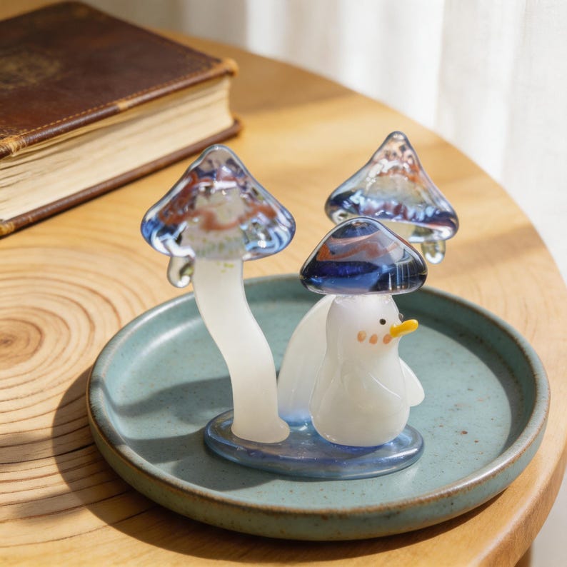 Miniatur Glasvogel Figur mit blauem Pilzhut, handgeblasene Lampwork Glasskulptur, Walddekor für Schreibtisch und Feengarten, 7 cm