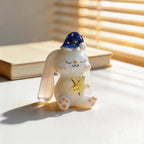 Glasfigurine Hase mit Blauer Schlafmütze und Goldenem Stern, 5,5 cm Mini Kaninchen Statue, Weiß Blau Pfirsich