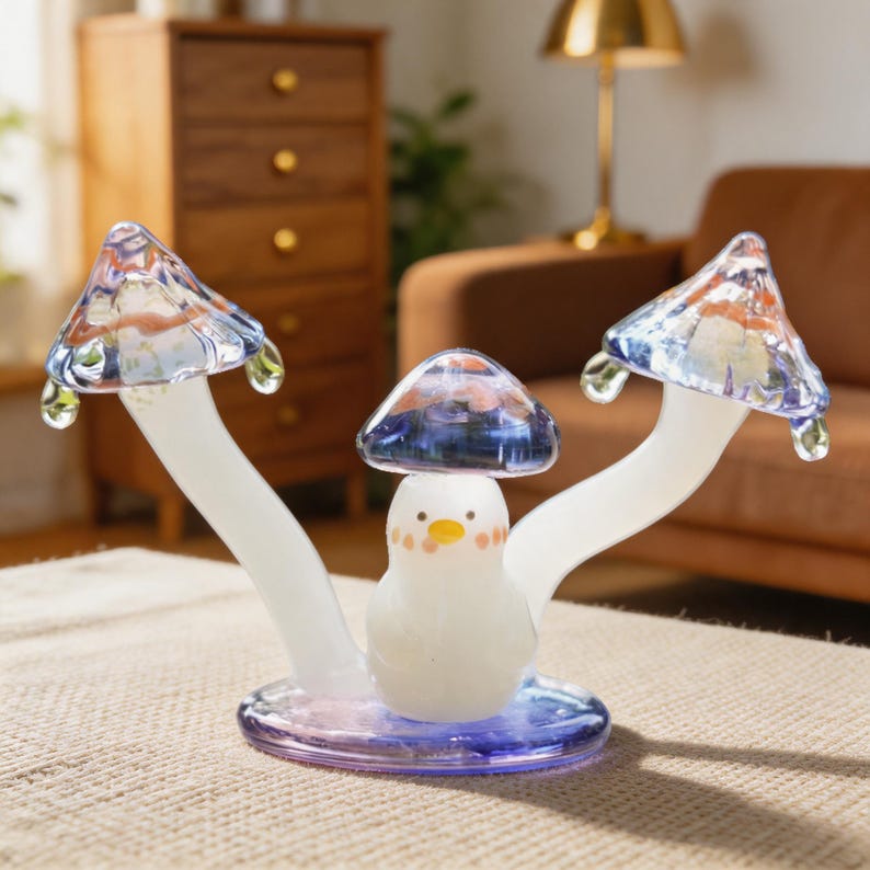 Miniatur Glasvogel Figur mit blauem Pilzhut, handgeblasene Lampwork Glasskulptur, Walddekor für Schreibtisch und Feengarten, 7 cm