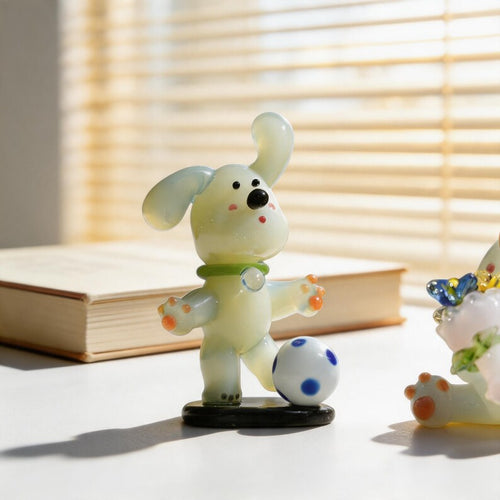 Fußball Häschen Figur mit Schlappohren und blau gepunktetem Ball, ca. 7 cm, kawaii Regal Dekor