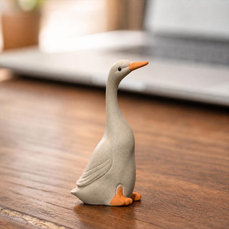 Handgefertigte Keramik Gans Figur, minimalistische Nature Art Miniatur Dekoration, 3,5 x 8 cm