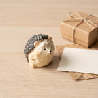 Igel Figur aus Holz, 3,5 x 3 x 3,2 cm, lackiertes Mini Waldtier Dekor für Schreibtisch, Regal und Nachttisch