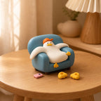 Handgefertigte Polymer Clay Entenfigur auf Sofa, 10 cm, Deko für Regal und Schreibtisch, für Entenliebhaber