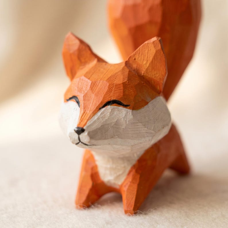 Holz Fuchsfigur mit erhobenem Schwanz, kleine Fuchs-Skulptur für Schreibtisch und Regal, 9,5 cm