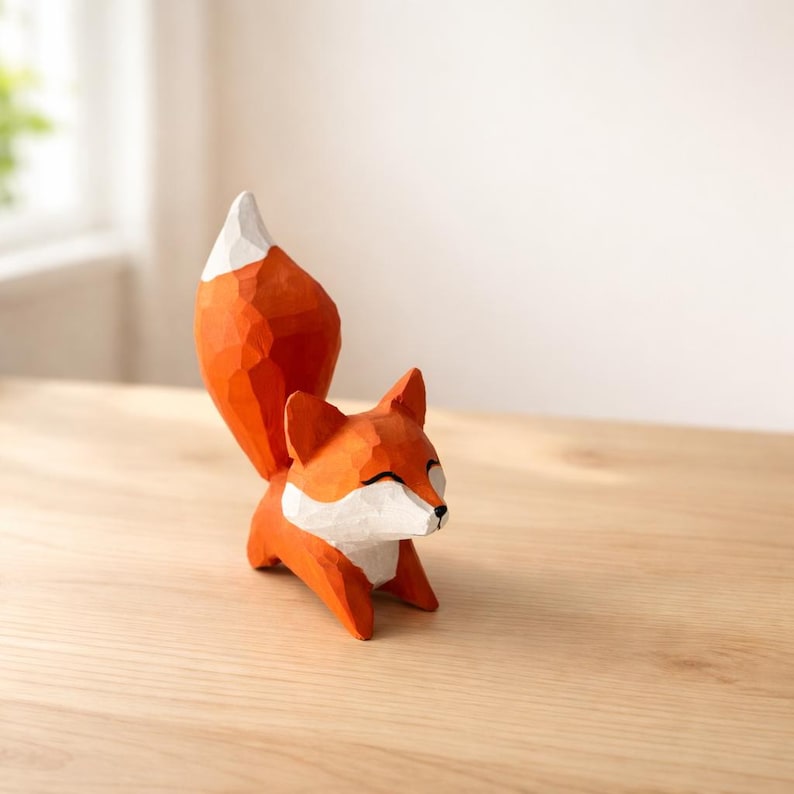 Holz Fuchsfigur mit erhobenem Schwanz, kleine Fuchs-Skulptur für Schreibtisch und Regal, 9,5 cm