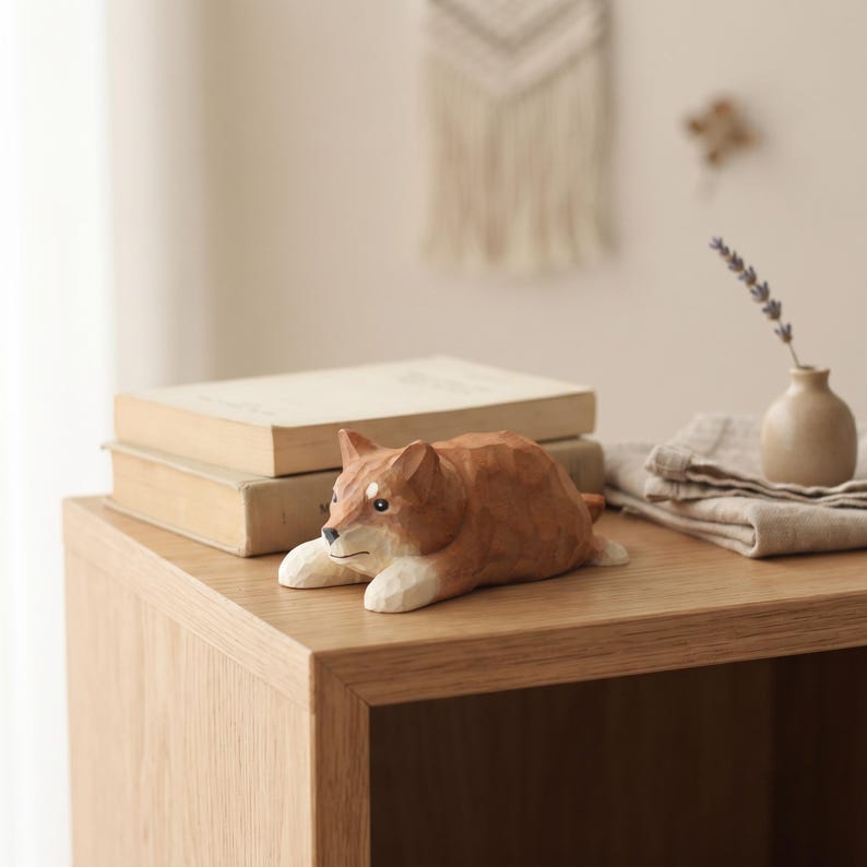 Shiba Inu Hundefigur aus Holz, handbemalte Holzstatue für Bücherregal, Schreibtisch und Homeoffice-Dekoration