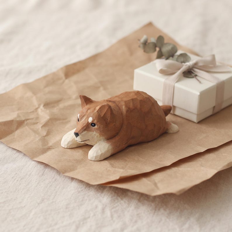 Shiba Inu Hundefigur aus Holz, handbemalte Holzstatue für Bücherregal, Schreibtisch und Homeoffice-Dekoration