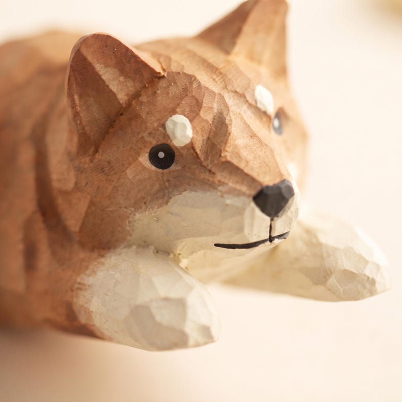Shiba Inu Hundefigur aus Holz, handbemalte Holzstatue für Bücherregal, Schreibtisch und Homeoffice-Dekoration