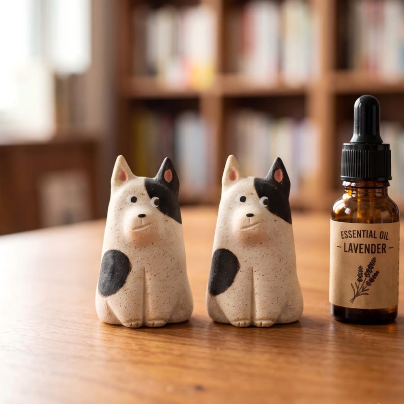 Handgefertigter Keramik-Diffusorstein in Hundeform, passiver Aromadiffusor mit geflecktem Welpenmotiv, 5 cm x 8 cm, unglasiert