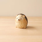 Igel Figur aus Holz, 3,5 x 3 x 3,2 cm, lackiertes Mini Waldtier Dekor für Schreibtisch, Regal und Nachttisch