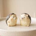 Igel Figur aus Holz, 3,5 x 3 x 3,2 cm, lackiertes Mini Waldtier Dekor für Schreibtisch, Regal und Nachttisch