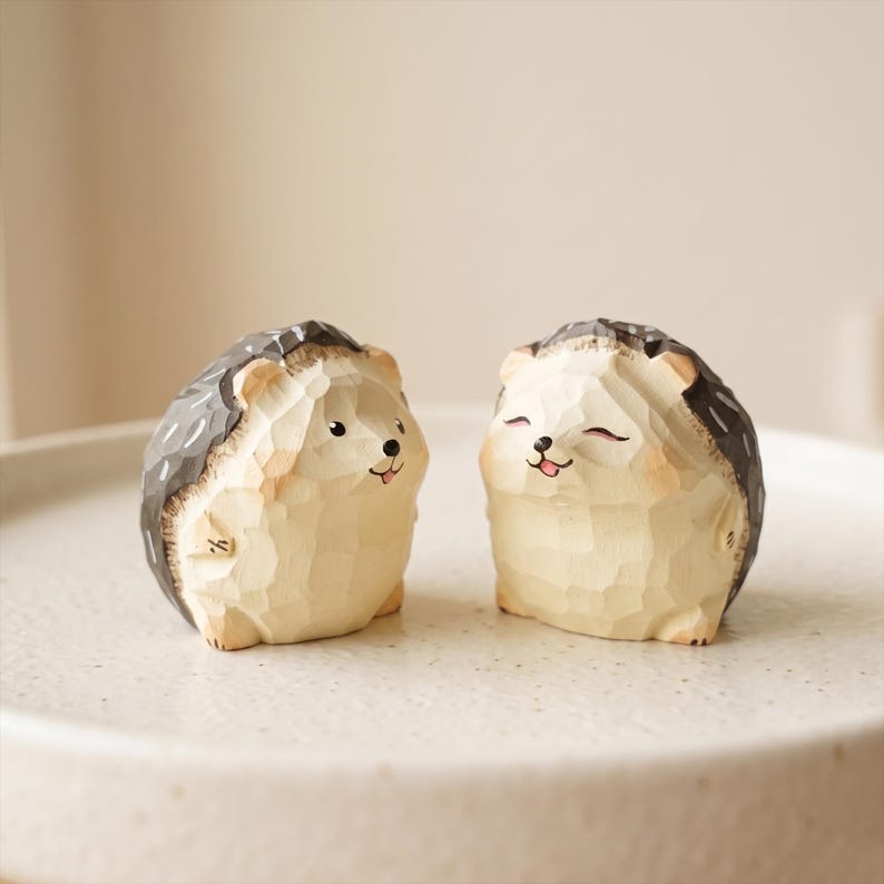 Igel Figur aus Holz, 3,5 x 3 x 3,2 cm, lackiertes Mini Waldtier Dekor für Schreibtisch, Regal und Nachttisch