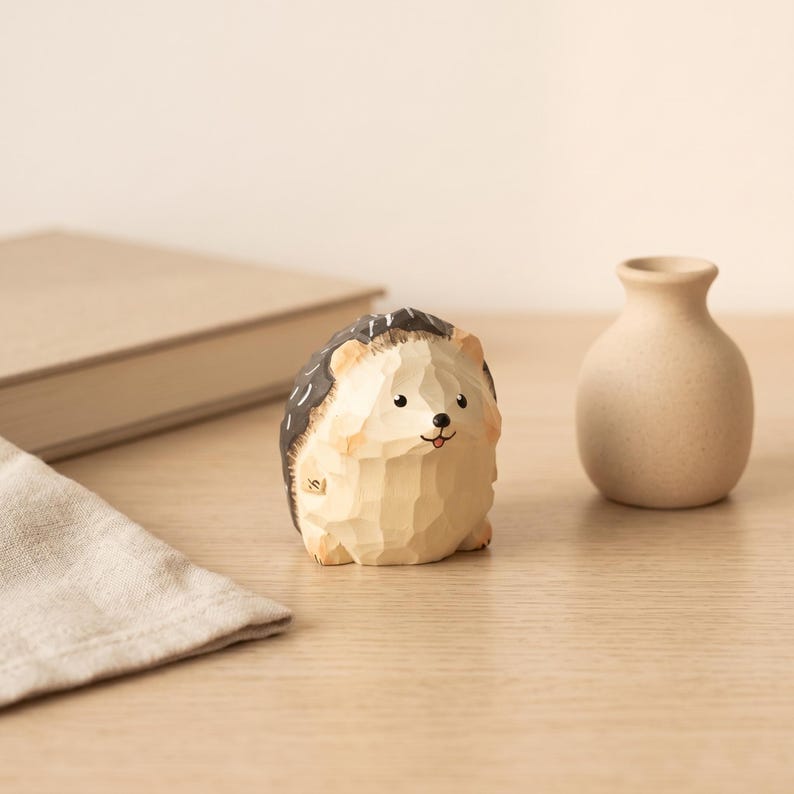 Igel Figur aus Holz, 3,5 x 3 x 3,2 cm, lackiertes Mini Waldtier Dekor für Schreibtisch, Regal und Nachttisch