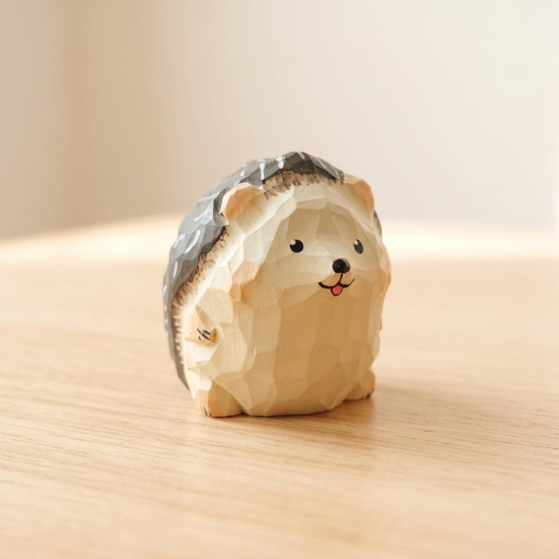 Igel Figur aus Holz, 3,5 x 3 x 3,2 cm, lackiertes Mini Waldtier Dekor für Schreibtisch, Regal und Nachttisch