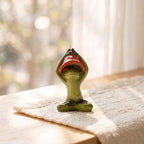 Frosch Harzfigur mit rotem Pilzhut, Yoga Meditation Statue, Feengarten Dekoration, Schreibtisch Ornament