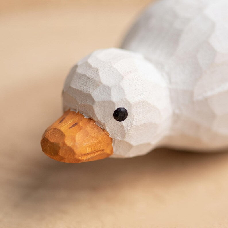 Entenfigur aus Holz, kleine geschnitzte Holzente mit weiß bemaltem Körper und orangefarbenem Schnabel, Dekoration für Bücherregal, Tisch und Schreibtisch