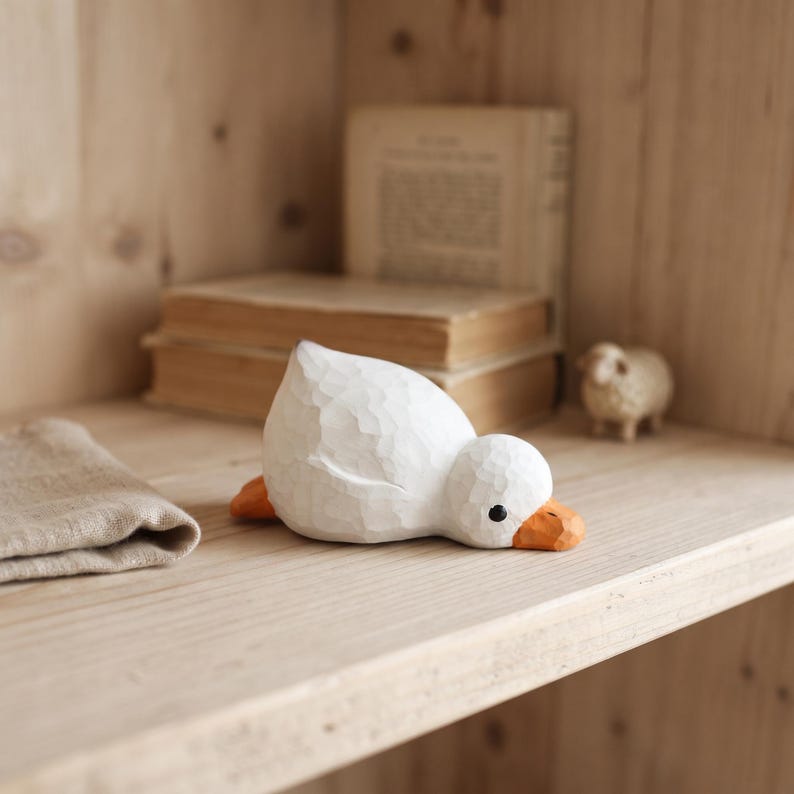 Entenfigur aus Holz, kleine geschnitzte Holzente mit weiß bemaltem Körper und orangefarbenem Schnabel, Dekoration für Bücherregal, Tisch und Schreibtisch