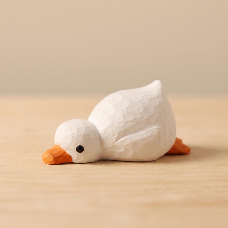 Entenfigur aus Holz, kleine geschnitzte Holzente mit weiß bemaltem Körper und orangefarbenem Schnabel, Dekoration für Bücherregal, Tisch und Schreibtisch