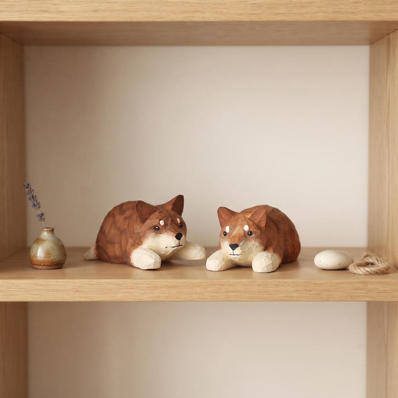 Shiba Inu Hundefigur aus Holz, handbemalte Holzstatue für Bücherregal, Schreibtisch und Homeoffice-Dekoration