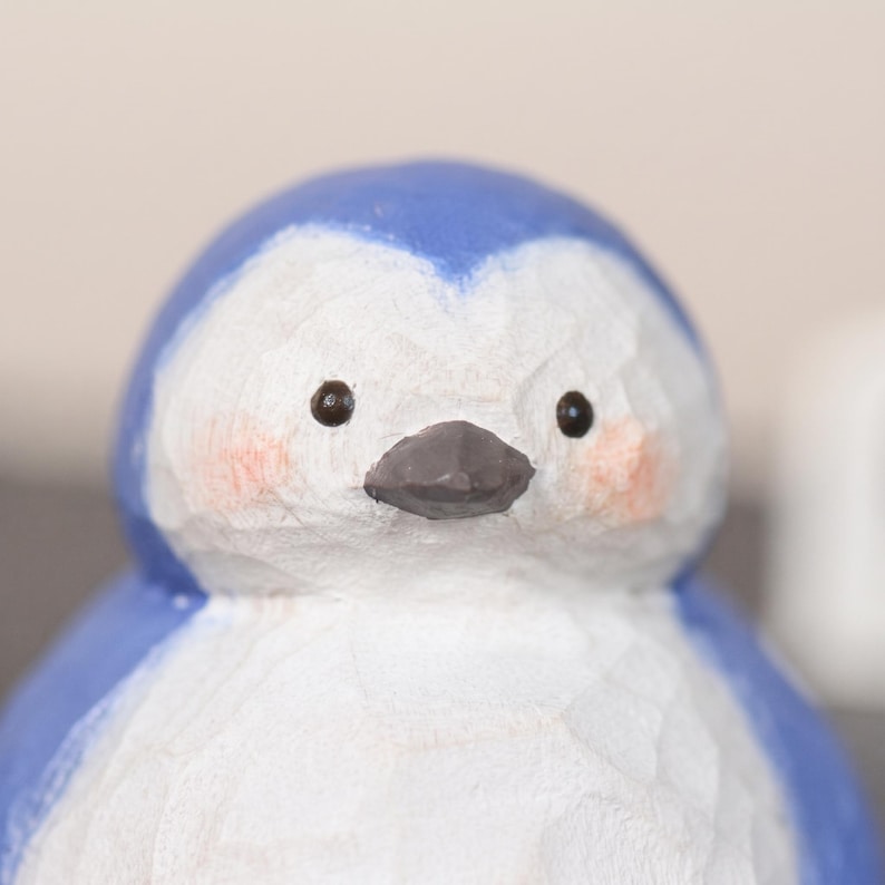 Pinguin-Holzfigur, kleine handgeschnitzte Pinguin-Dekoration aus Holz für Schreibtisch, Bücherregal und Tisch