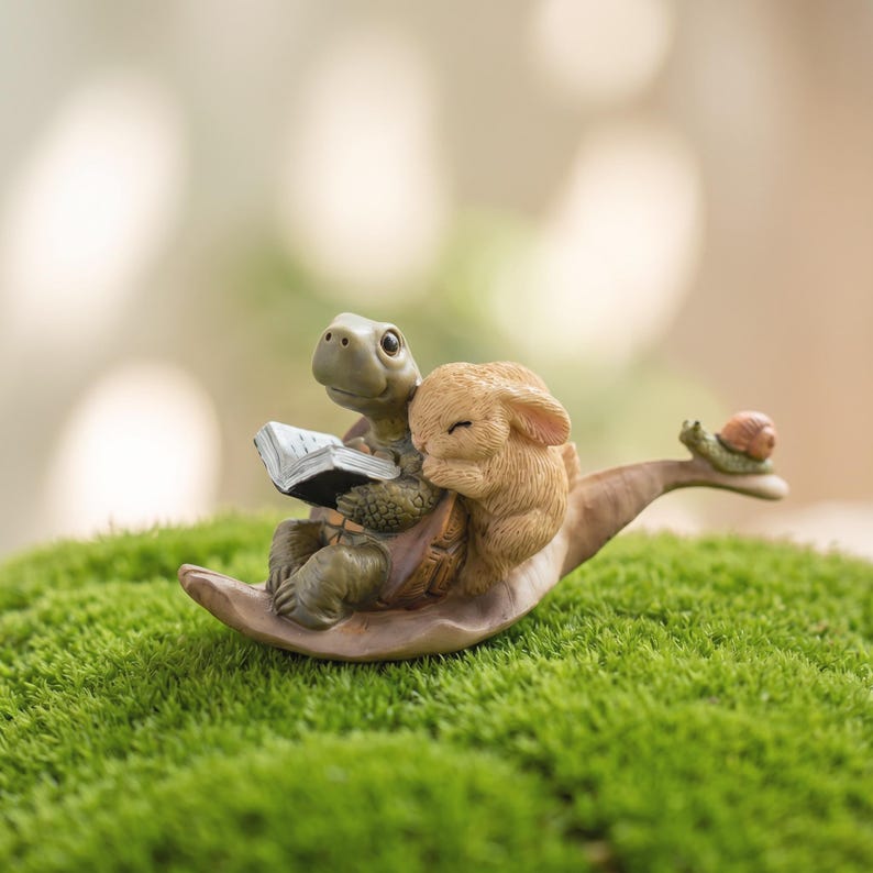 Schildkröten-Hase-Figur aus Kunstharz, liest Buch – Sammlerfigur für Bücherregal und Schreibtisch